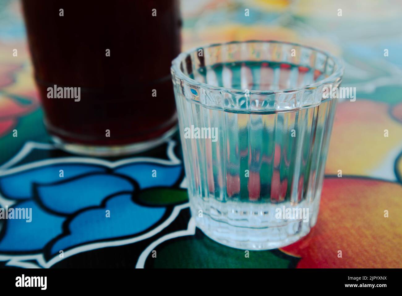 Un verre de Mezcal sur une table dans un bar de la ville d'Oaxaca, au Mexique Banque D'Images