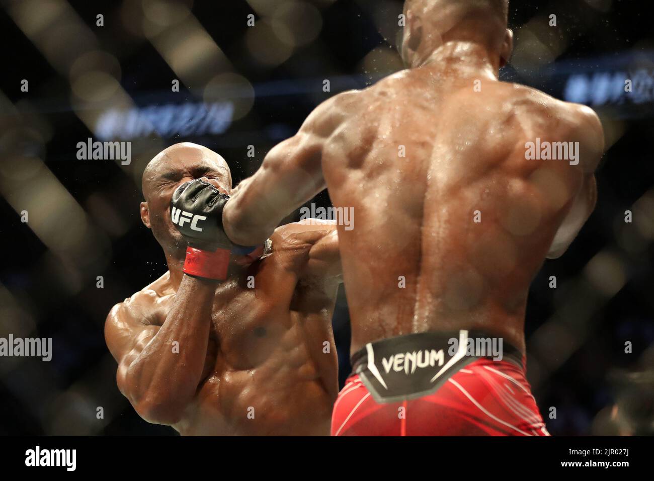 Salt Lake City, États-Unis. 20th août 2022. SALT LAKE CITY, UT - AOÛT 20 : (R-L) Leon Edwards punit Kamaru Usman dans leur combat de poids-lourd lors de l'UFC 278 à l'aréna Vivint sur 20 août 2022 à Salt Lake City, Utah, États-Unis. (Photo par Alejandro Salazar/PxImages) Credit: PX Images/Alamy Live News Banque D'Images