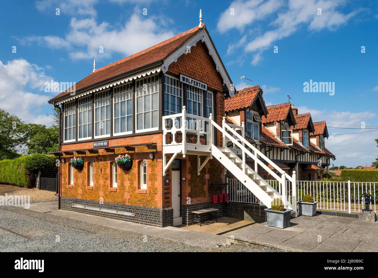 L'ancienne boîte de signalisation de Wolferton devant la gare royale fermée de Wolferton sur le domaine de Sandringham, Norfolk. Banque D'Images