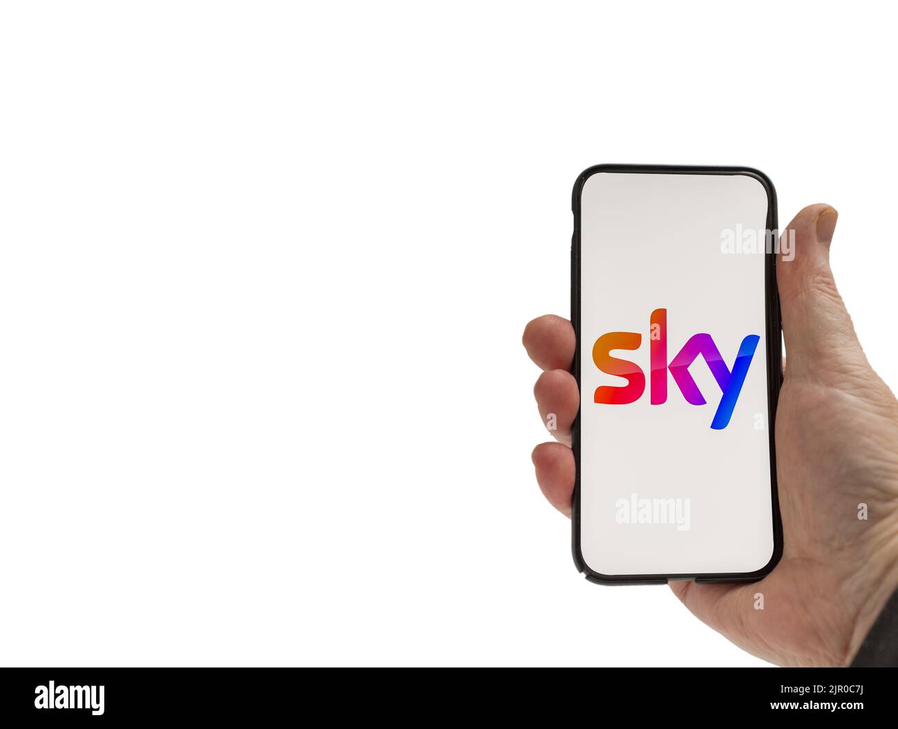 Cardiff Mid glamorgan pays de Galles UK 20 août 2022 personne tenant un téléphone mobile avec le logo de Sky Media services numériques Banque D'Images