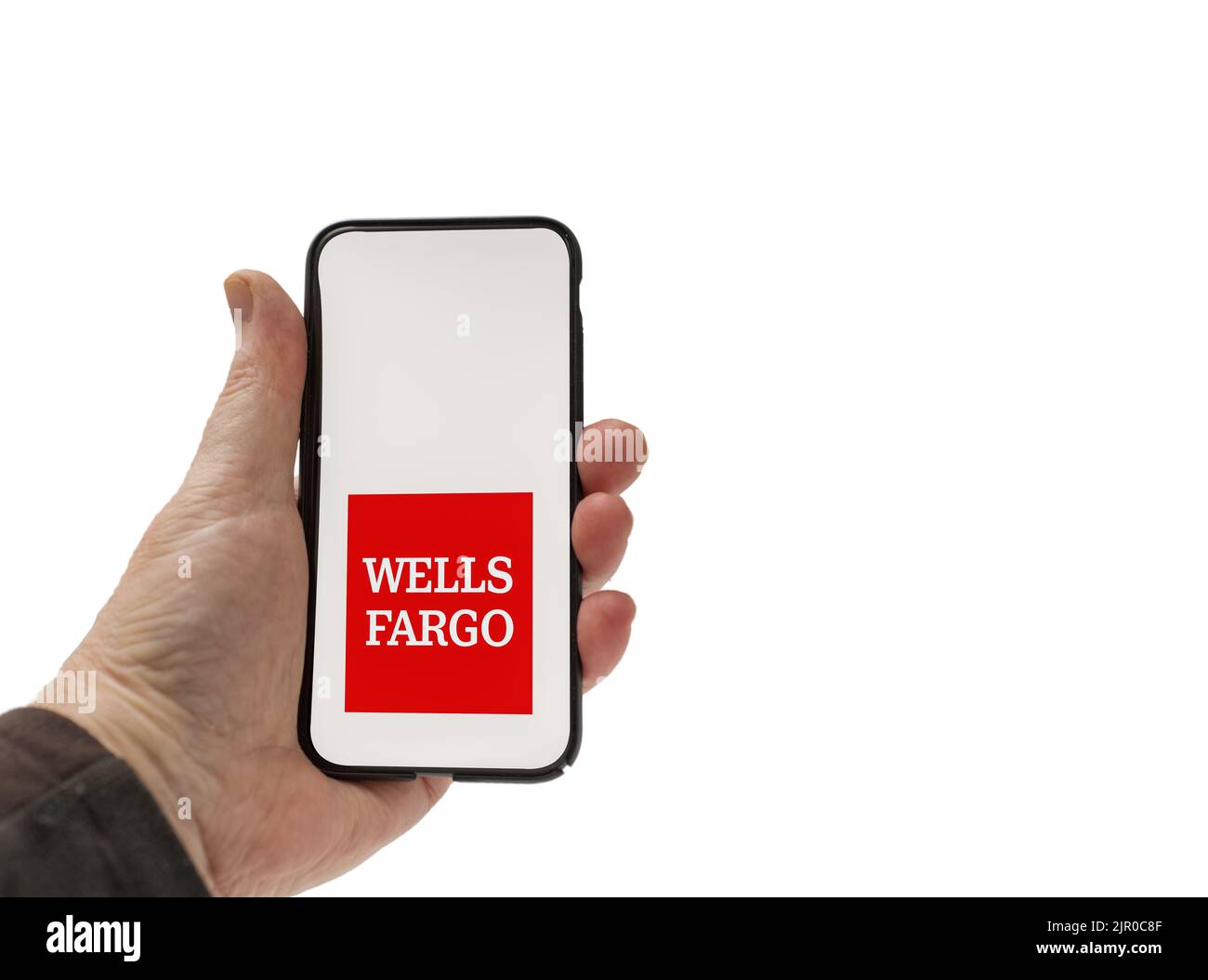 Cardiff Mid Glamorgan UK 20 août 2022 personne tenant un téléphone portable avec le logo Wells Fargo sur un fond blanc Banque D'Images