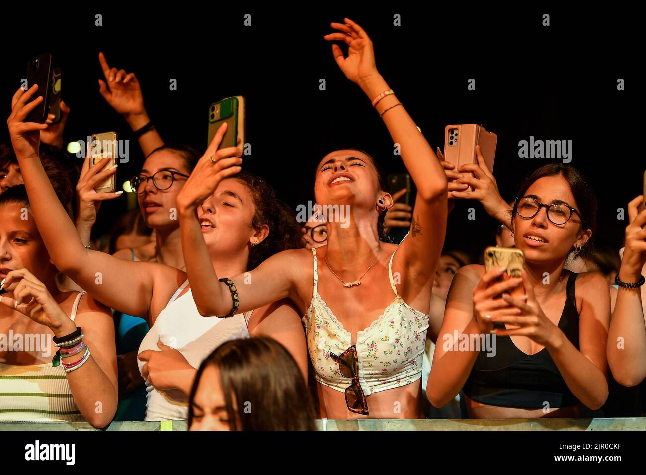 Anfiteatro Ivan Graziani, Alghero, Italie, 20 août 2022, À l'occasion de la visite estivale de Rkomi Insuperabile - concert de musique de la chanteuse italienne Banque D'Images