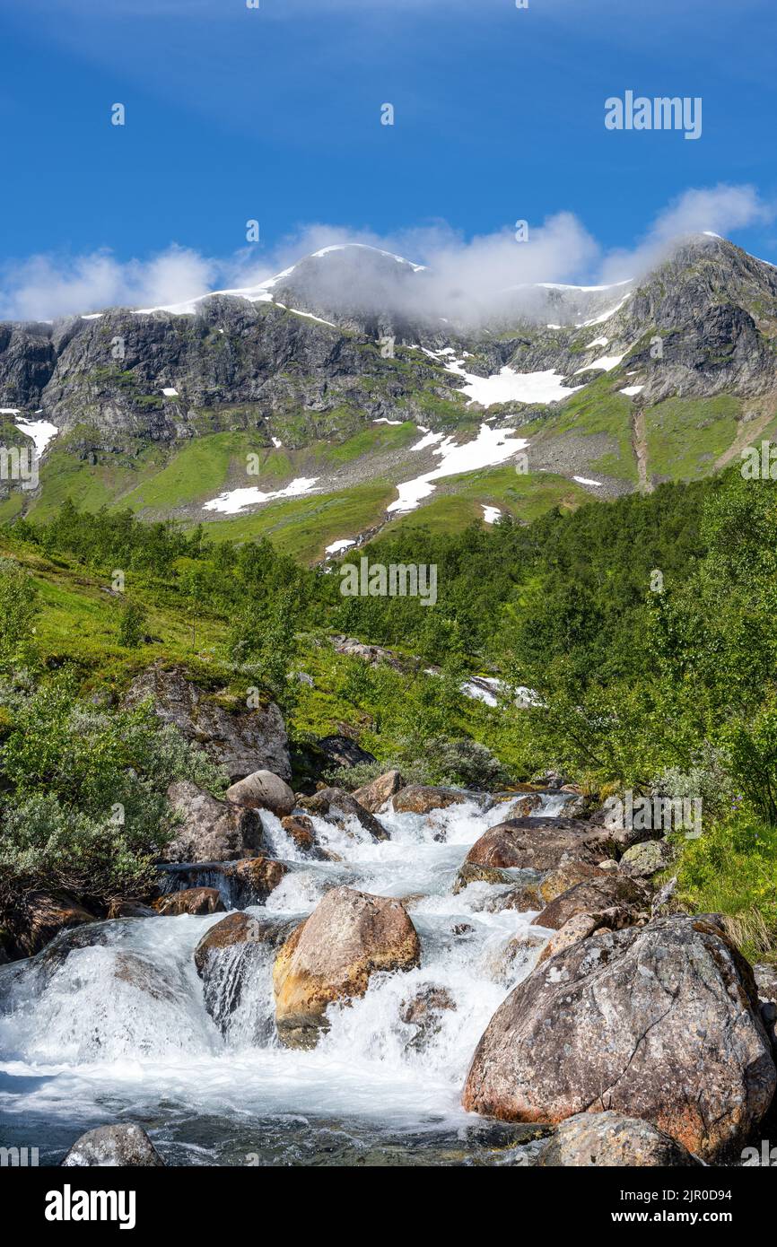 Magnifique paysage de montagne près de Bakka et du Naroyfjord en Norvège Banque D'Images