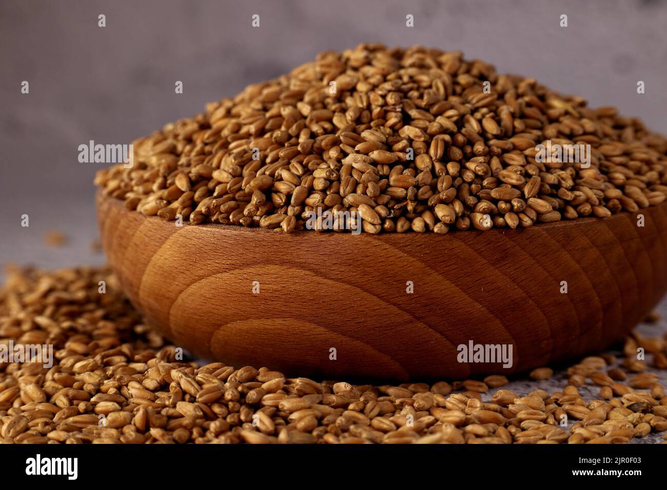 Photo macro d'une montagne de grains de blé dans un bol en bois Banque D'Images