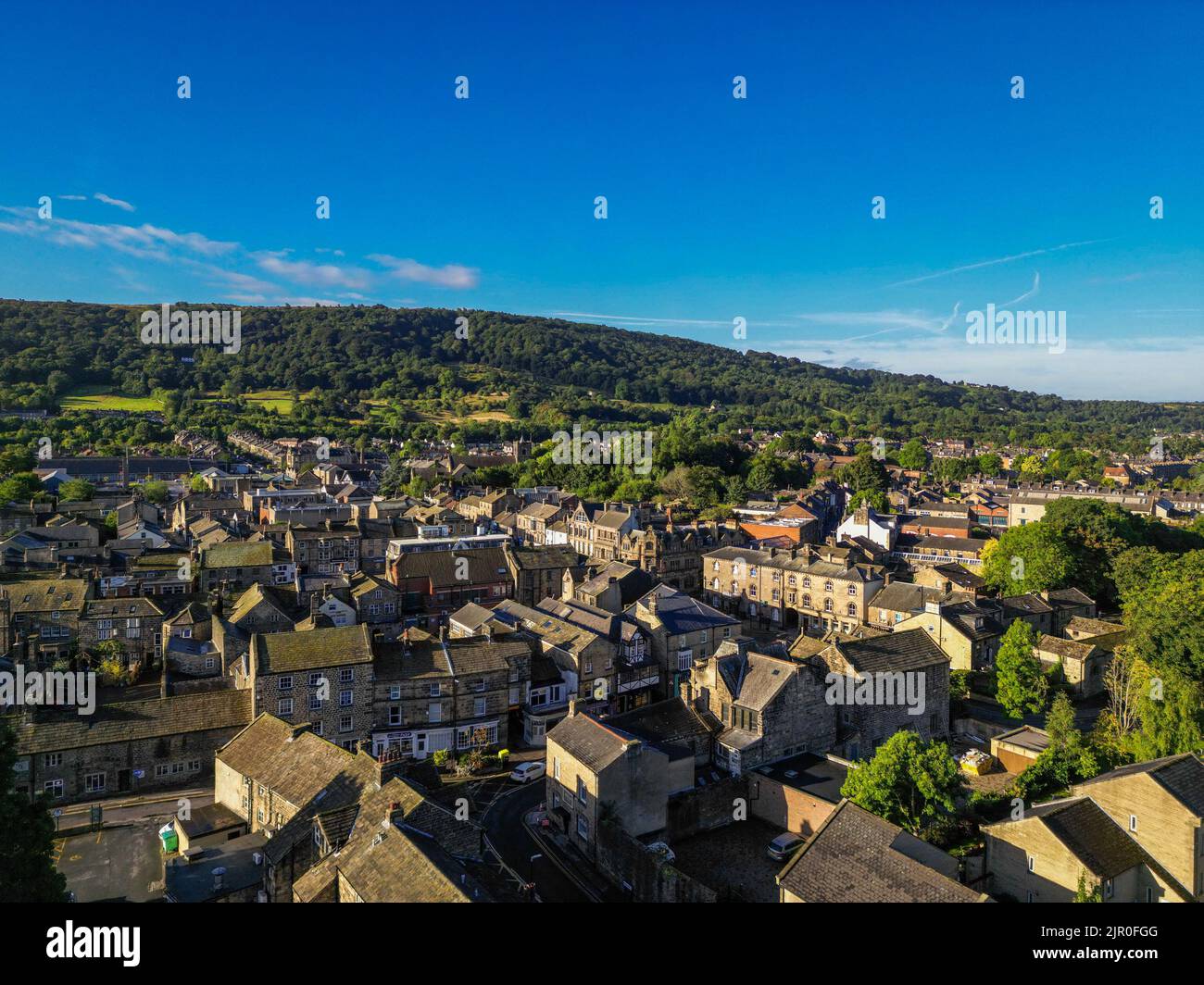 Vue aérienne du centre-ville d'Otley et des bâtiments résidentiels environnants. Une ville de marché dans le West Yorkshire avec des maisons en terrasse. Banque D'Images