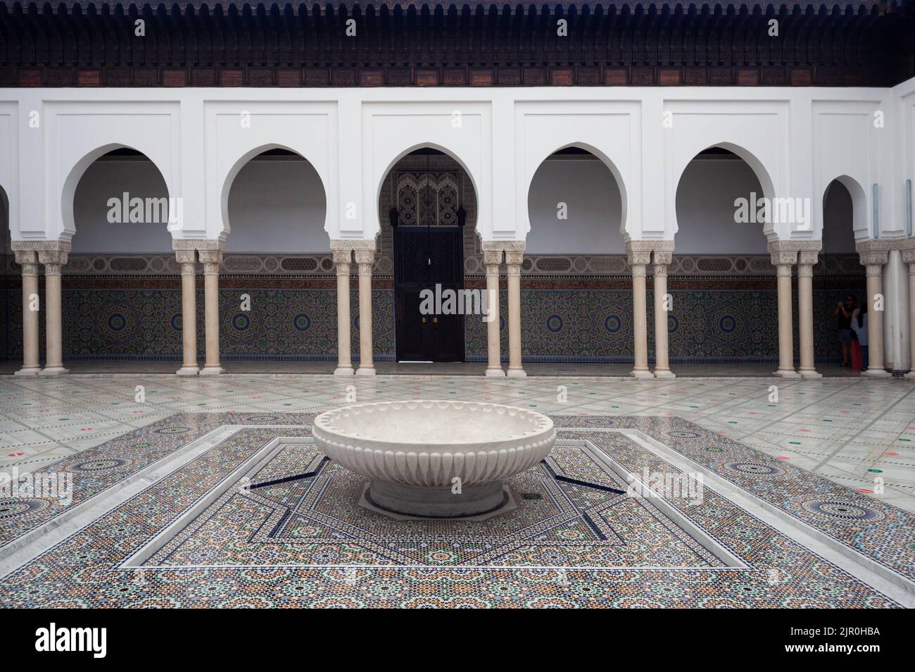 Paris, France - juillet 14 : intérieur de la Grande Mosquée de Paris pleine de magnifiques mosaïques sur 14 juillet 2022 Banque D'Images