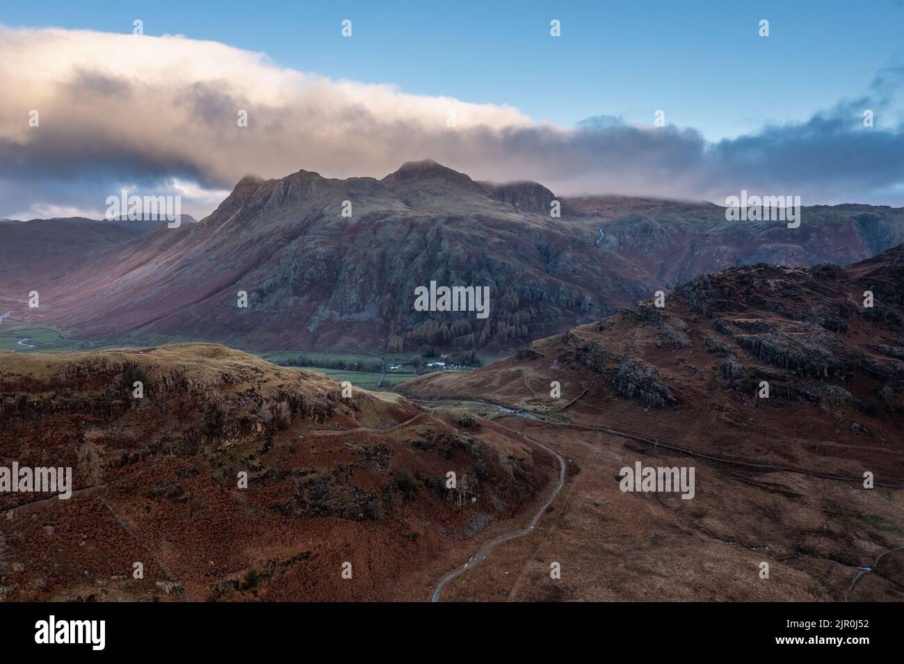 Image de paysage épique de drone aérienne du lever du soleil depuis Blea Tarn dans Lake District lors d'une superbe exposition d'automne Banque D'Images