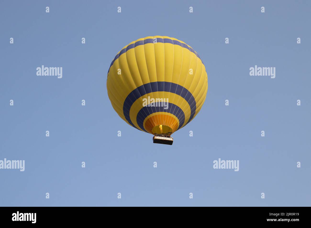 Montgolfière volant dans le ciel à Louxor Banque D'Images