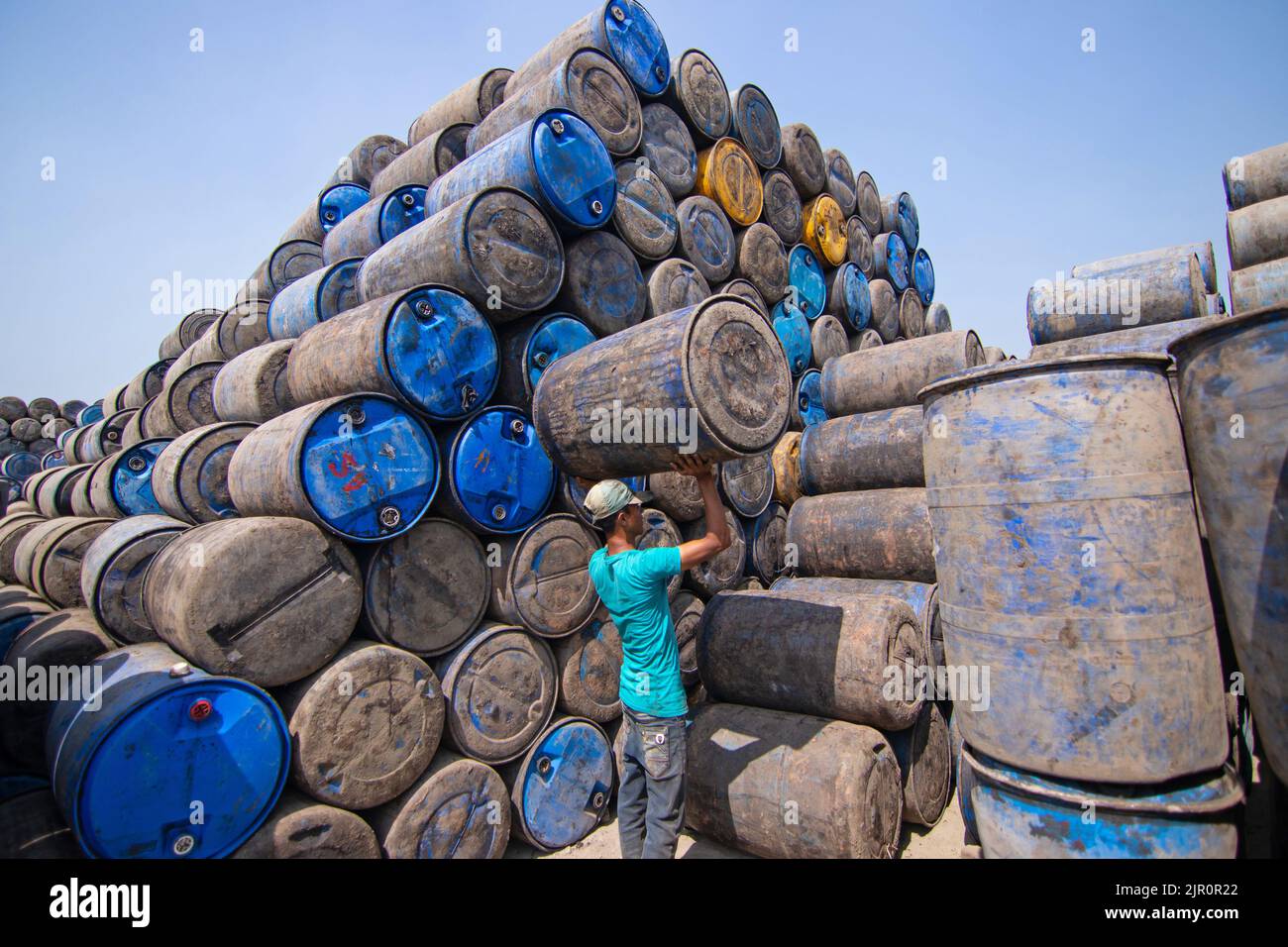 Narayanganj, Dhaka, Bangladesh. 21 août 2022, Narayanganj, Dhaka, Bangladesh : des fûts de pétrole colorés sont empilés en rangées par des travailleurs dans un entrepôt de Narayanganj, au Bangladesh. Les récipients colorés pouvant contenir environ 250 litres d'huile sont utilisés pour stocker les carburants, y compris l'essence, le diesel et l'indice d'octane. Alors même que les gens sont aux prises avec la hausse de l'inflation dans le cadre de la guerre Russie-Ukraine, le gouvernement du Bangladesh a augmenté les prix du pétrole de 51,68%, citant une hausse mondiale. Crédit : ZUMA Press, Inc./Alay Live News Banque D'Images