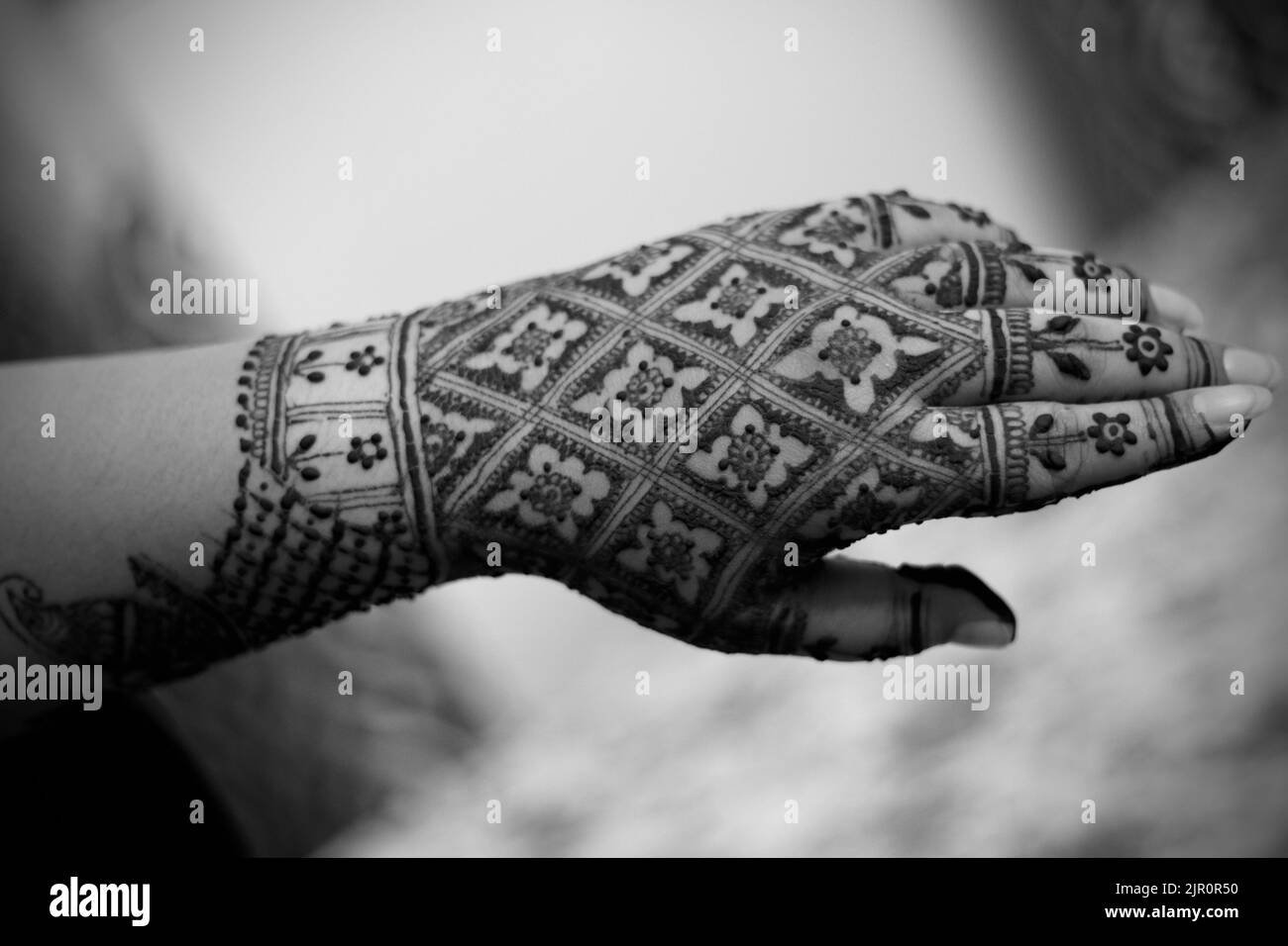 Un gros plan de superbes motifs sur une main avec henné en niveaux de gris Banque D'Images
