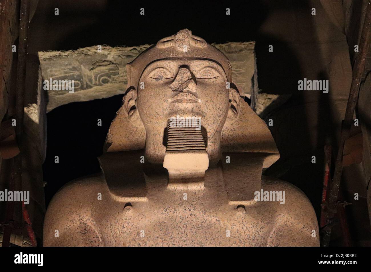 statue de pharaon dans le temple de Louxor la nuit Banque D'Images