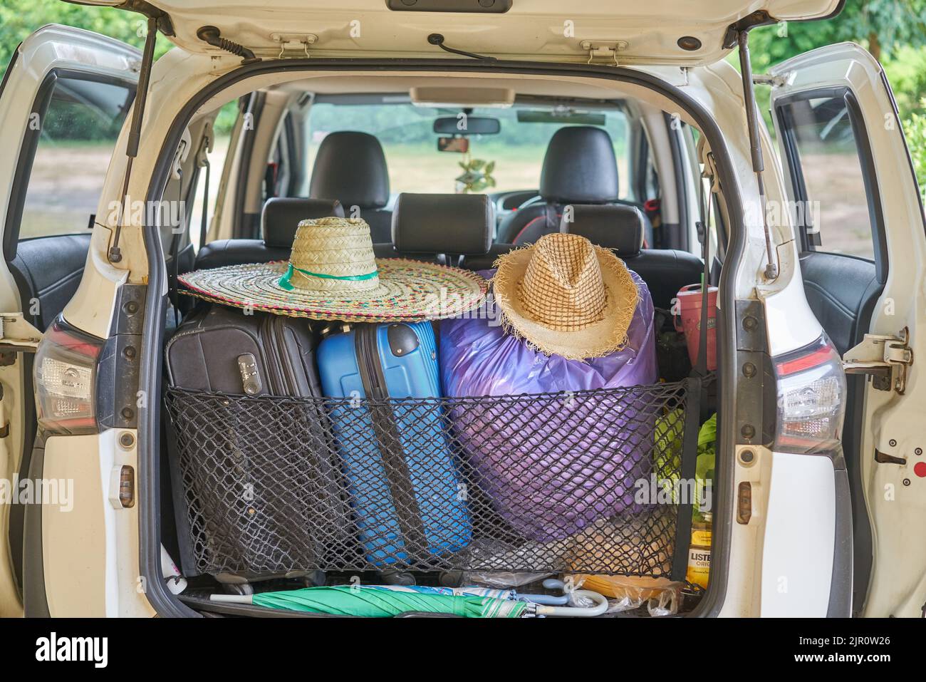 Une voiture prête à voyager, avec des chapeaux de soleil et des valises. Banque D'Images