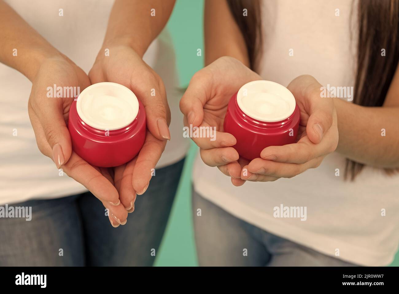 vue rognée du visage ou de la crème pour les mains Banque D'Images