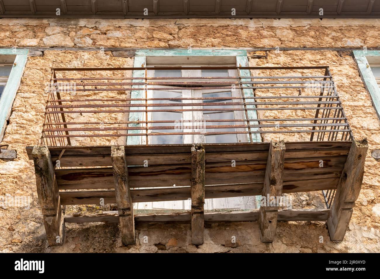 Ancien balcon dans une maison à Galaxidi en Grèce. Maison abandonnée. Banque D'Images