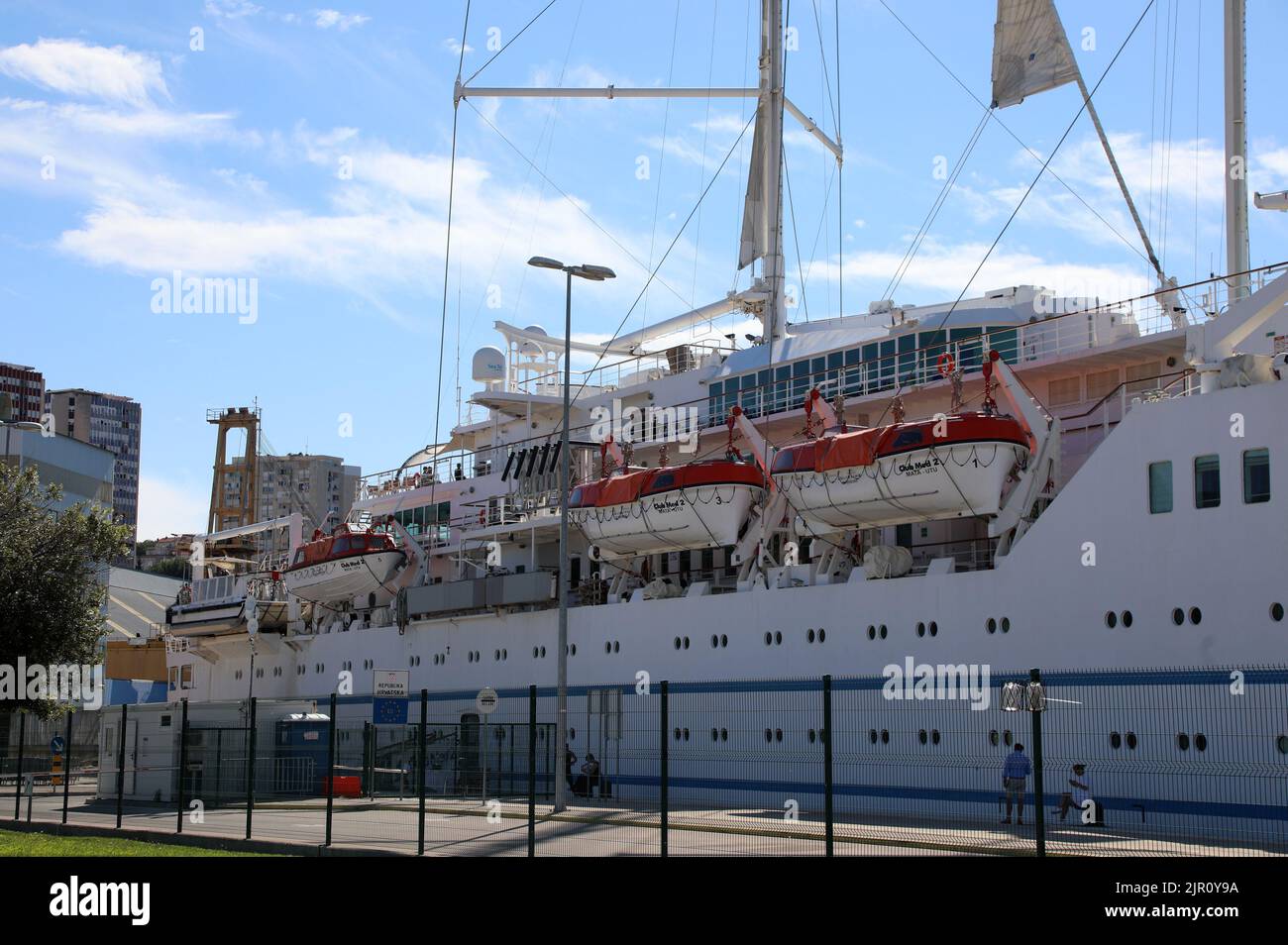 Le bateau à voile et le bateau de croisière 'Club Med 2' sont arrivés dans le port de Sibenik, à Sibenik, Croatie, le 21 août 2022.Club Med 2 est une goélette à voile à cinq mâts contrôlée par ordinateur, détenue et exploitée par le Club Med et exploitée comme bateau de croisière. Il combine la puissance de sept voiles commandées par ordinateur avec une alimentation diesel-électrique plus traditionnelle, avec quatre générateurs diesel qui alimentent deux moteurs électriques. Le Club Med 2 a été lancé en 1992 au Havre, France. Le navire est l'un des plus grands bateaux de croisière à voile au monde, transportant jusqu'à 386 passagers avec un équipage de 214 personnes, photo: Dusko Jaramaz/PIXSE Banque D'Images