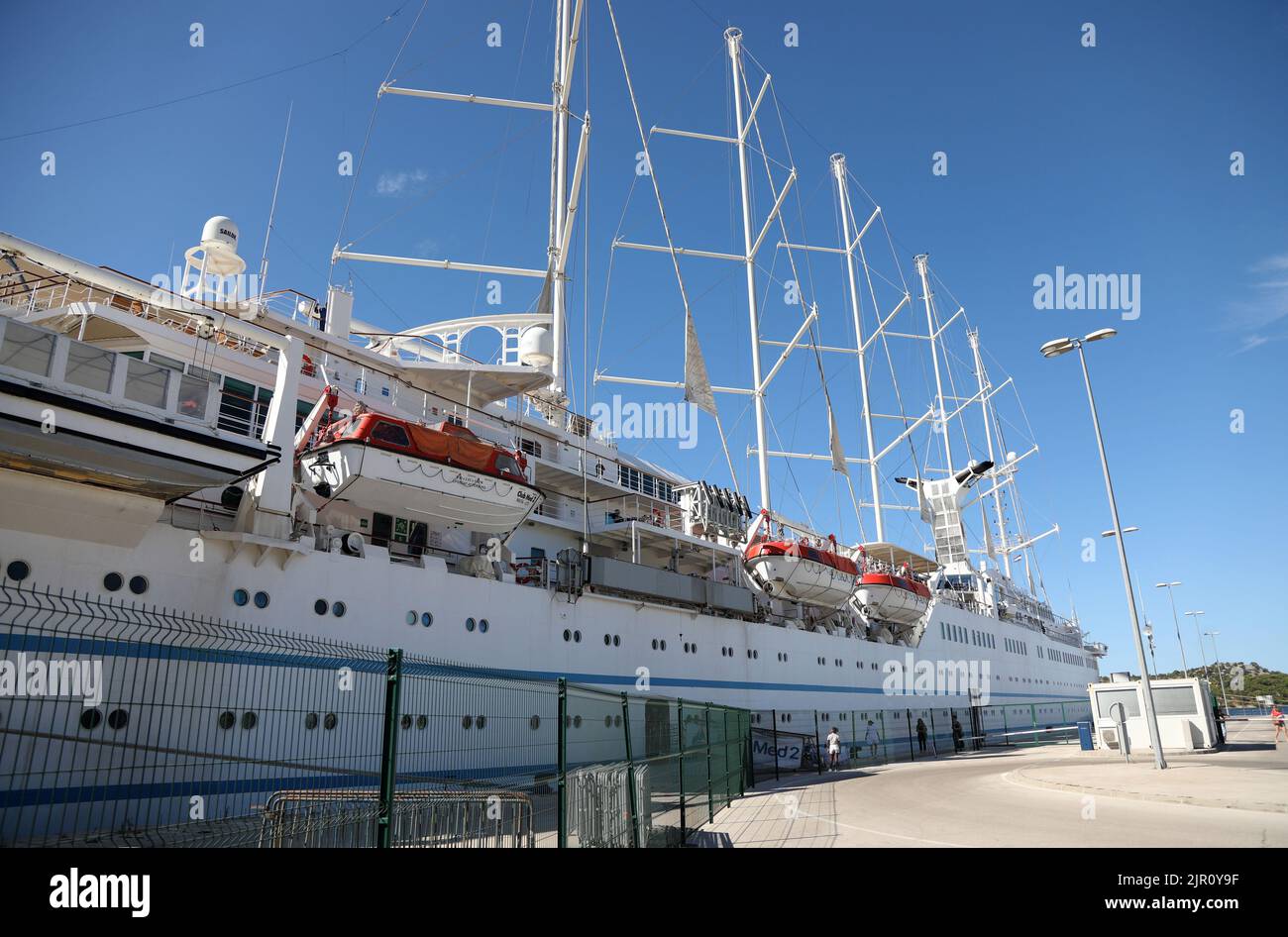 Le bateau à voile et le bateau de croisière 'Club Med 2' sont arrivés dans le port de Sibenik, à Sibenik, Croatie, le 21 août 2022.Club Med 2 est une goélette à voile à cinq mâts contrôlée par ordinateur, détenue et exploitée par le Club Med et exploitée comme bateau de croisière. Il combine la puissance de sept voiles commandées par ordinateur avec une alimentation diesel-électrique plus traditionnelle, avec quatre générateurs diesel qui alimentent deux moteurs électriques. Le Club Med 2 a été lancé en 1992 au Havre, France. Le navire est l'un des plus grands bateaux de croisière à voile au monde, transportant jusqu'à 386 passagers avec un équipage de 214 personnes, photo: Dusko Jaramaz/PIXSE Banque D'Images