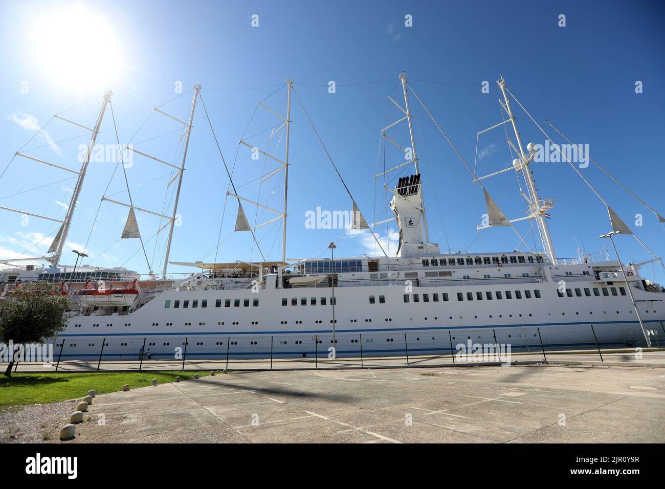 Le bateau à voile et le bateau de croisière 'Club Med 2' sont arrivés dans le port de Sibenik, à Sibenik, Croatie, le 21 août 2022.Club Med 2 est une goélette à voile à cinq mâts contrôlée par ordinateur, détenue et exploitée par le Club Med et exploitée comme bateau de croisière. Il combine la puissance de sept voiles commandées par ordinateur avec une alimentation diesel-électrique plus traditionnelle, avec quatre générateurs diesel qui alimentent deux moteurs électriques. Le Club Med 2 a été lancé en 1992 au Havre, France. Le navire est l'un des plus grands bateaux de croisière à voile au monde, transportant jusqu'à 386 passagers avec un équipage de 214 personnes, photo: Dusko Jaramaz/PIXSE Banque D'Images