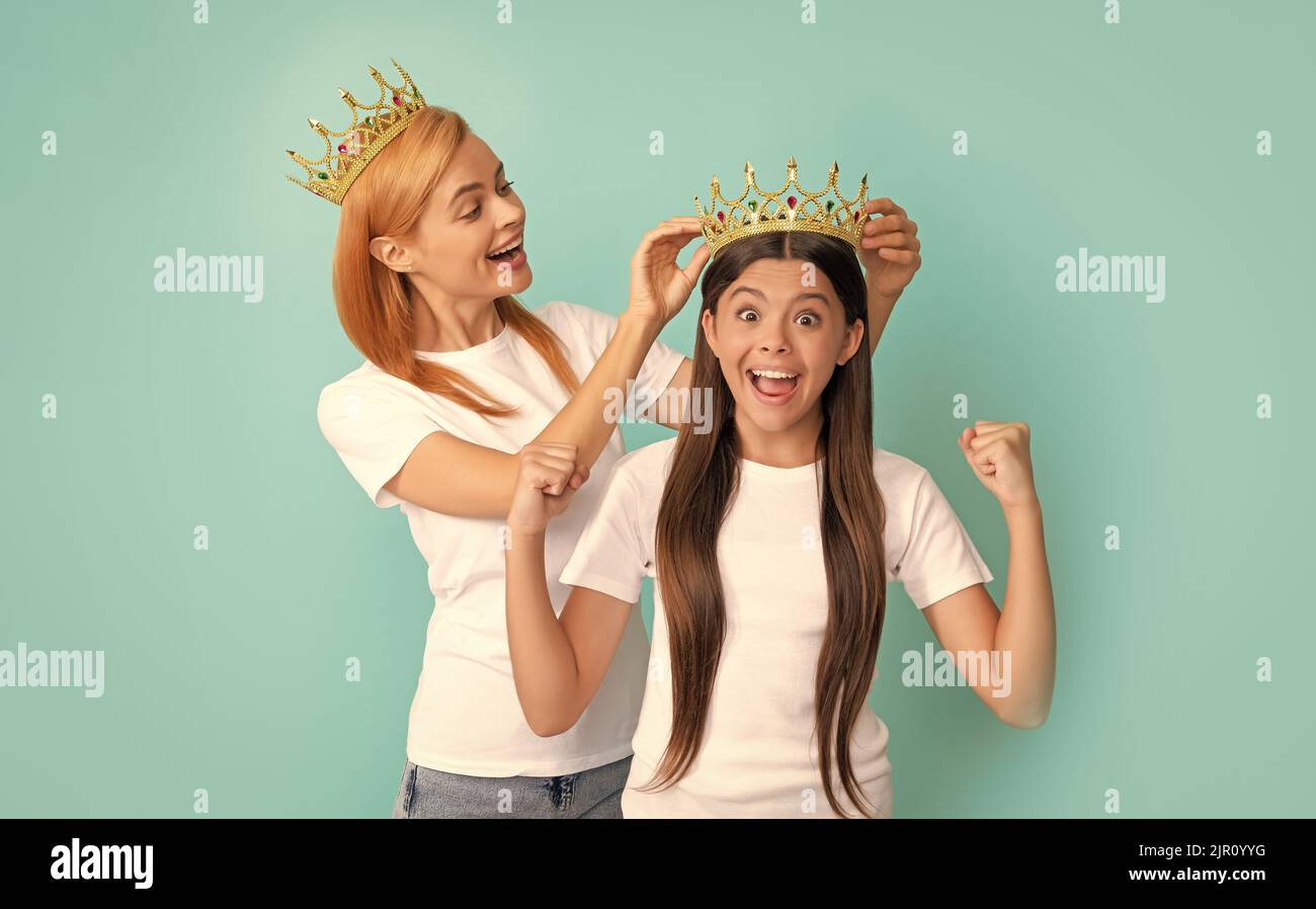 Vainqueur du concours de beauté. Belle reine et heureux gagnant. Femme couronne fille enfant. Euphorie de la victoire Banque D'Images