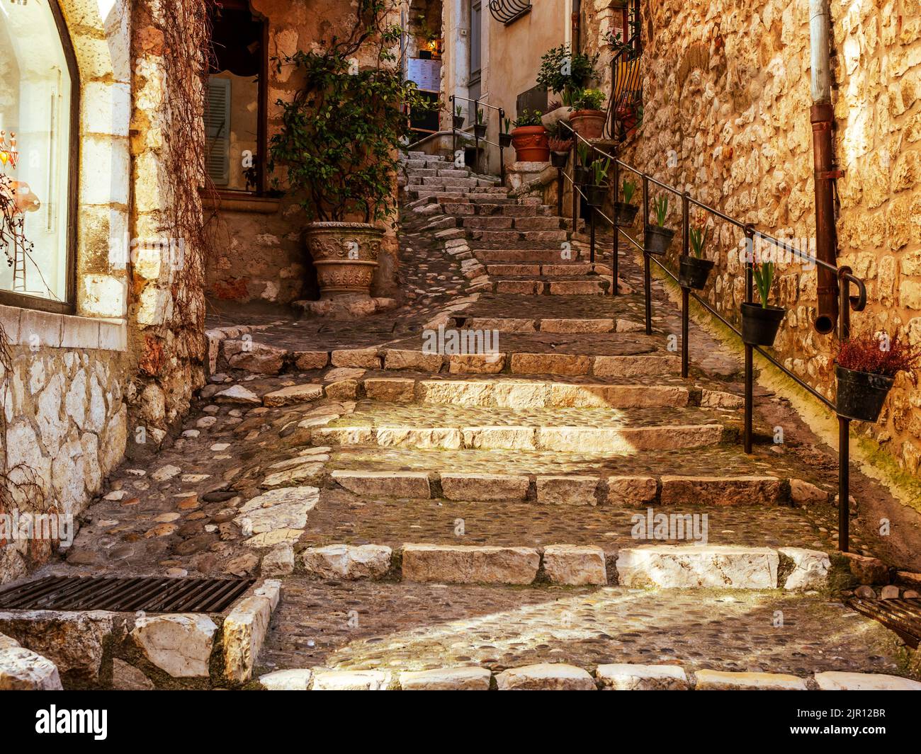 Dans un ancien village français escalier en pierre vu d'en dessous Banque D'Images