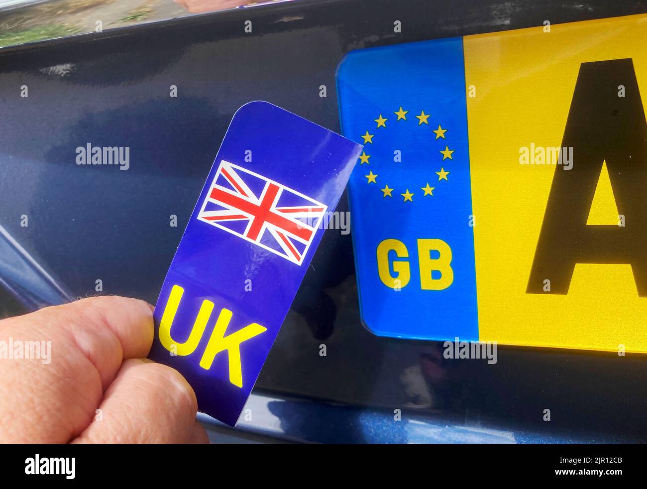 Les plaques GB à UK pour les voitures britanniques voyageant en Europe août 2022 depuis 2021 les voitures immatriculées britanniques ne doivent pas montrer les étoiles européennes et doivent montrer le Royaume-Uni au lieu de GB en raison de la législation sur le Brexit. Le code international d'immatriculation du véhicule pour le Royaume-Uni est le Royaume-Uni avant le 28 septembre 2021, il était GB. La spécification des plaques intégrant le code britannique a été créée par la British Number plate Manufacturers Association Banque D'Images