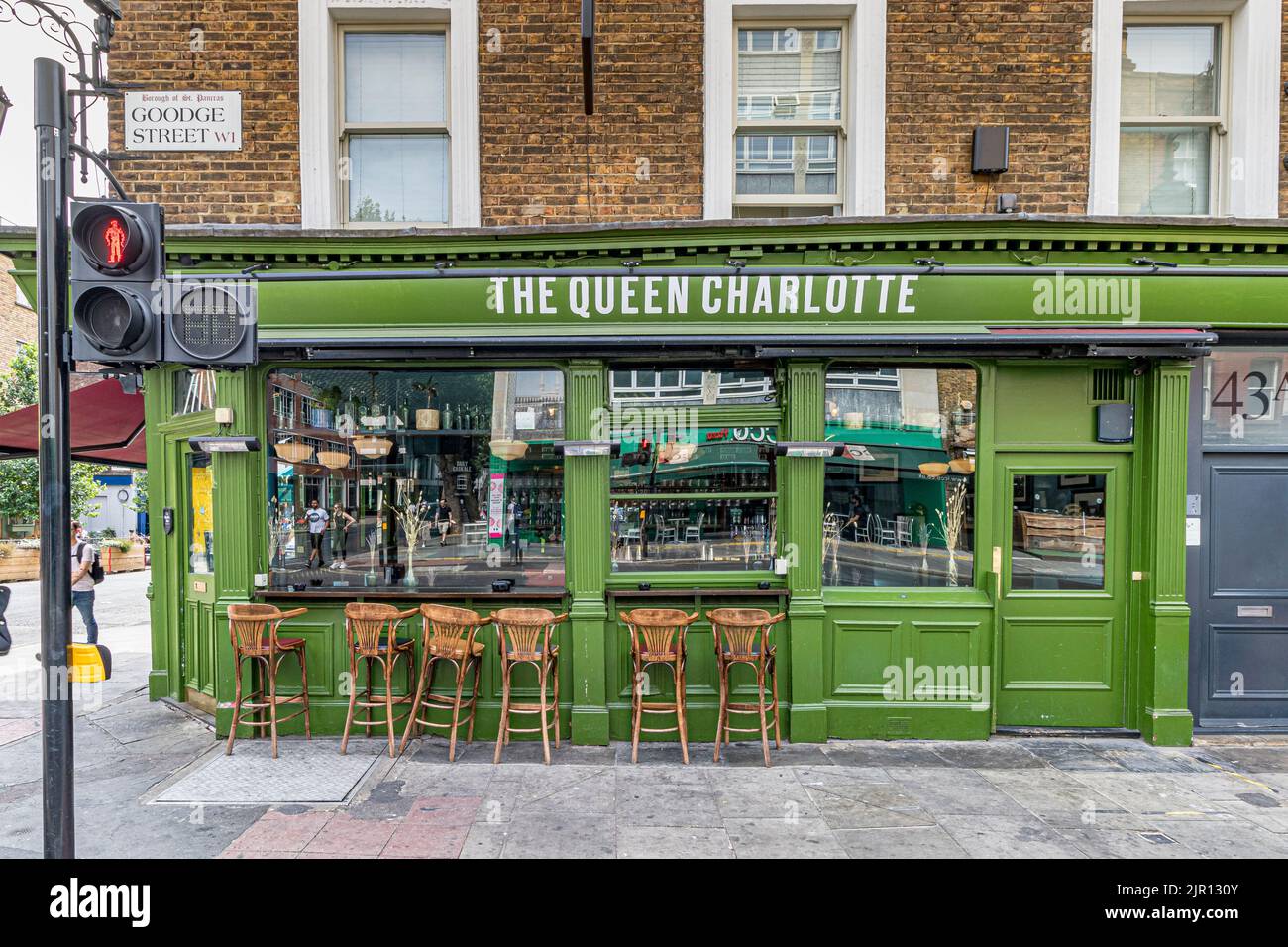 Le Queen Charlotte est un pub Brewdog situé à l'angle de Goodge Street et Charlotte Street, au cœur de Fitzrovia, Londres W1 Banque D'Images