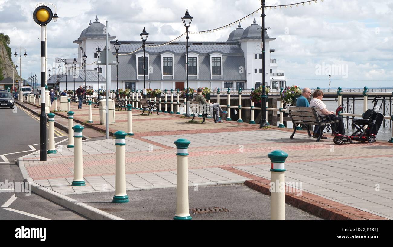 Penarth Pier est une jetée datant de 1930s dans la ville de Penarth, Vale de Glamourgan, au sud du pays de Galles. La jetée a été ouverte en 1898 et a été récemment restaurée à sa gloire art déco. Banque D'Images