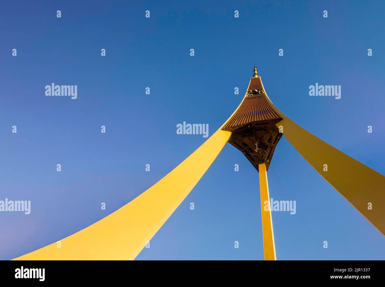 Tour de télévision de Riga de faible angle contre ciel bleu clair Banque D'Images