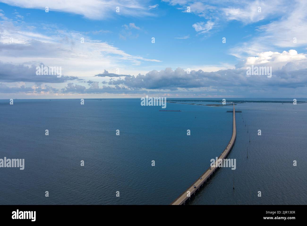 Vue aérienne du pont de Dauphin Island sur la côte du golfe d'Alabama Banque D'Images