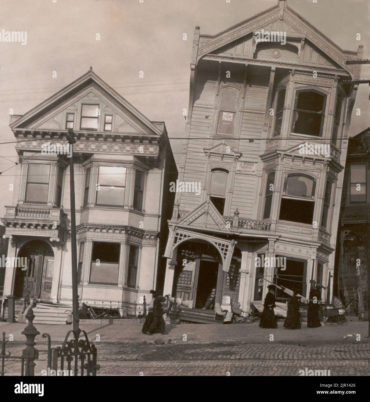 Une photo d'époque datée de 1906 des maisons sur la rue Howard endommagées pendant le tremblement de terre de San Francisco de 18 avril 1906. C'était l'un des tremblements de terre les plus mortels aux États-Unis. Le nombre de morts demeure la plus grande perte de vie d'une catastrophe naturelle de l'histoire de la Californie Banque D'Images
