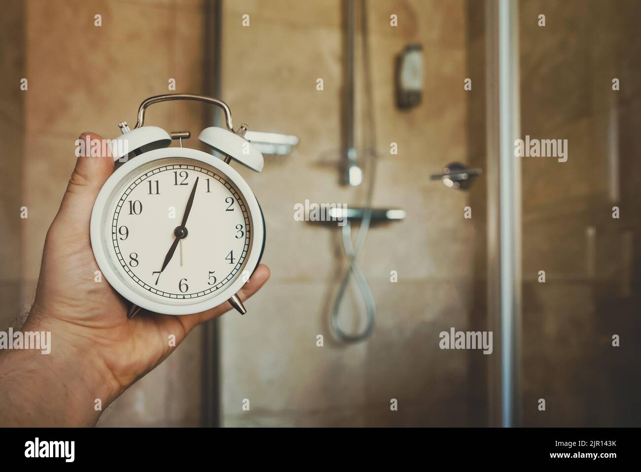 L'horloge indique 7 heures. Il est temps de prendre une douche. Banque D'Images