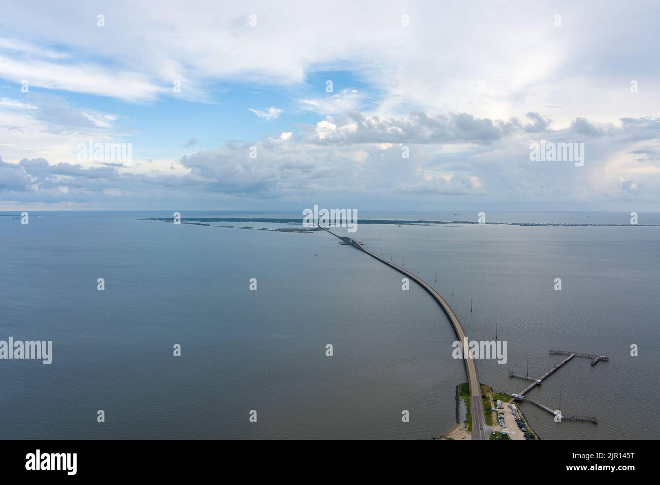 Vue aérienne du pont de Dauphin Island sur la côte du golfe d'Alabama Banque D'Images