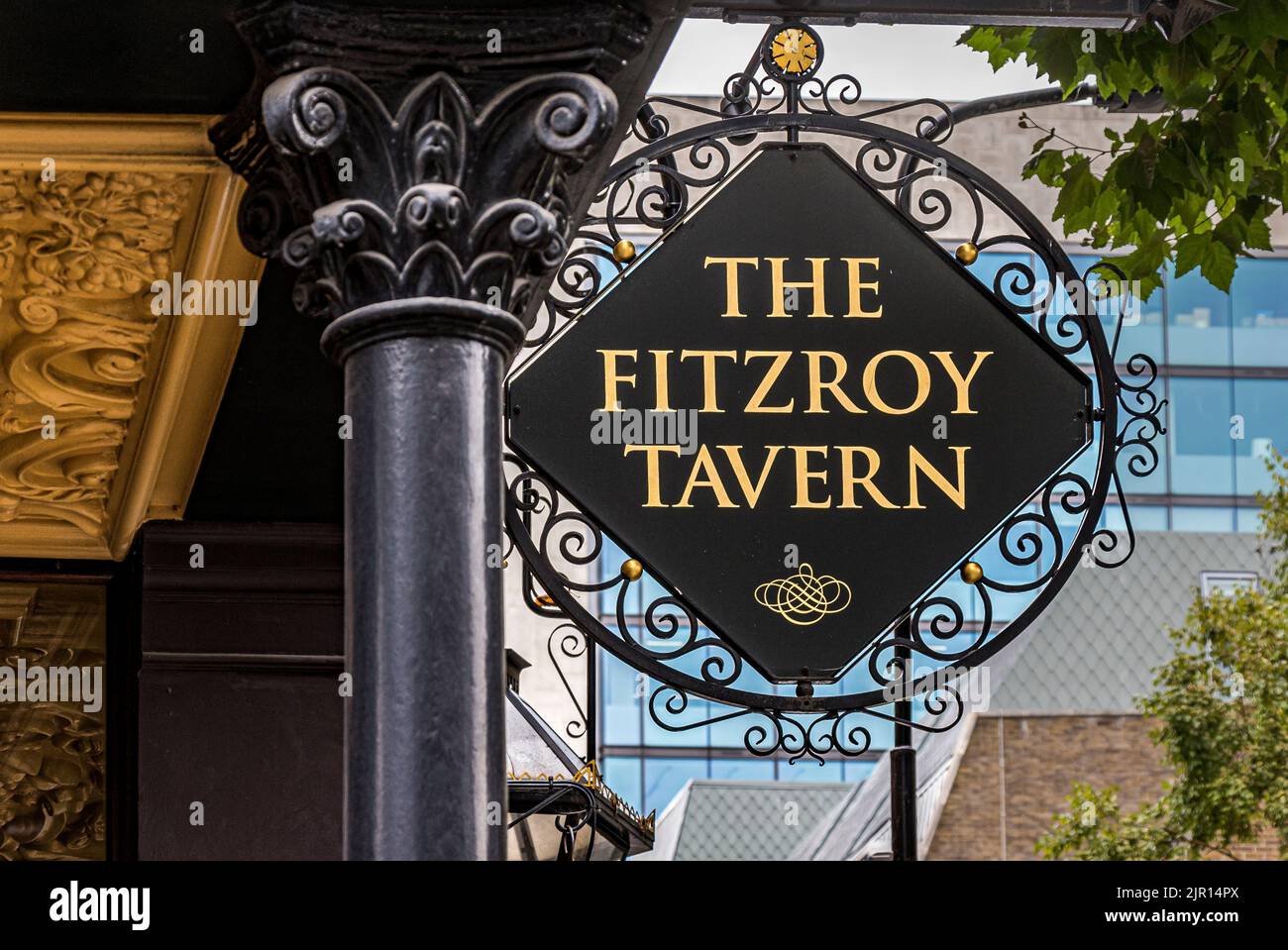 Un panneau décoratif de pub en fer à l'extérieur de la Fitzroy Tavern sur Charlotte Street, Fitzrovia, Londres W1 Banque D'Images