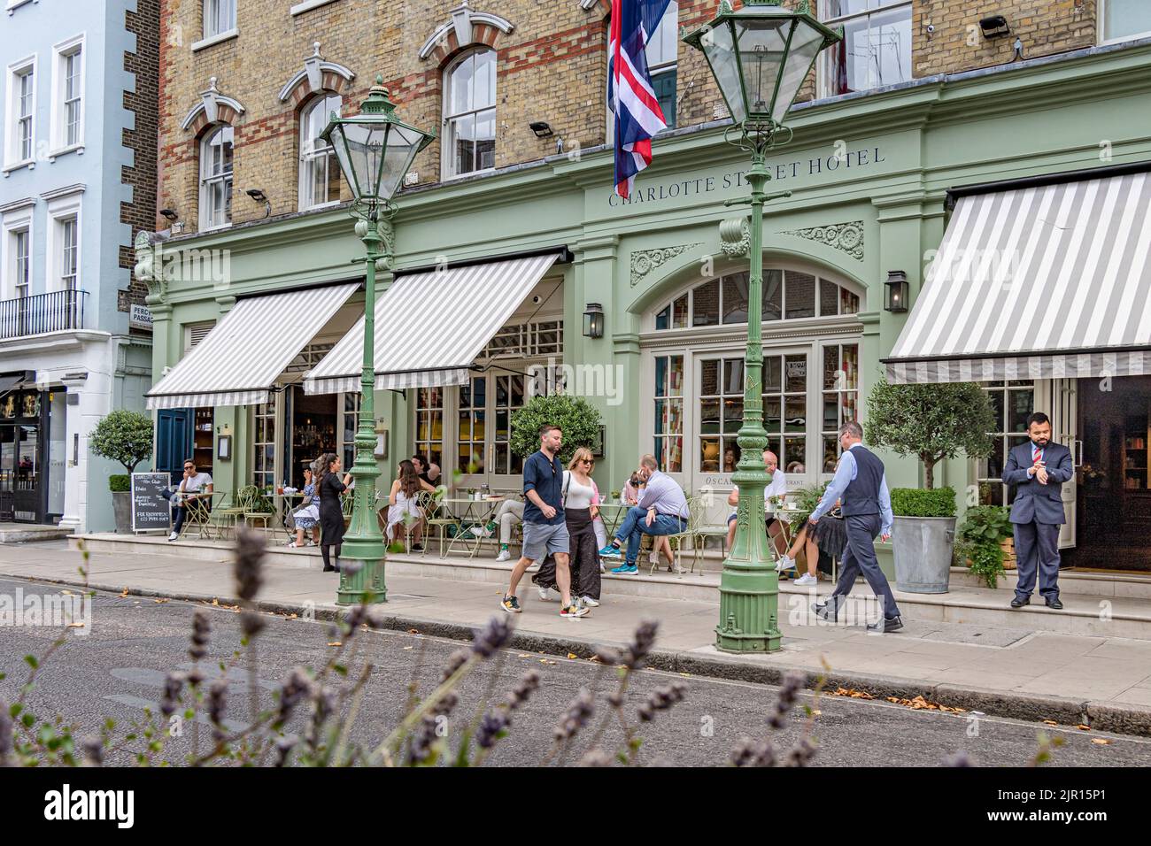 Les gens qui marchent après l'entrée de l'hôtel Charlotte Street, sur Charlotte Street, Fitzrovia, Londres W1 Banque D'Images