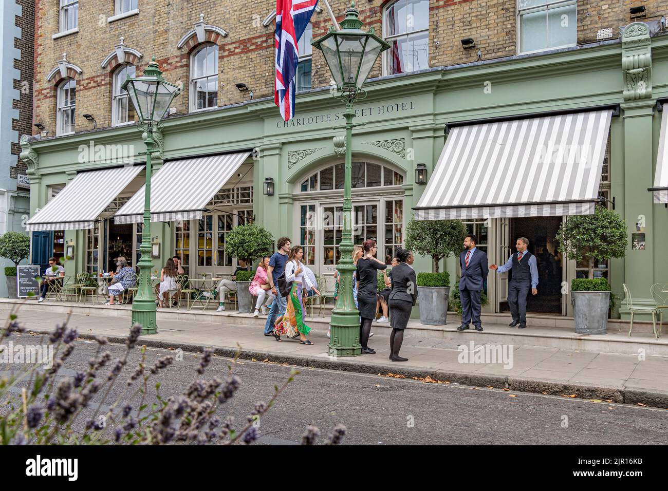 Les gens qui marchent après l'entrée de l'hôtel Charlotte Street, sur Charlotte Street, Fitzrovia, Londres W1 Banque D'Images