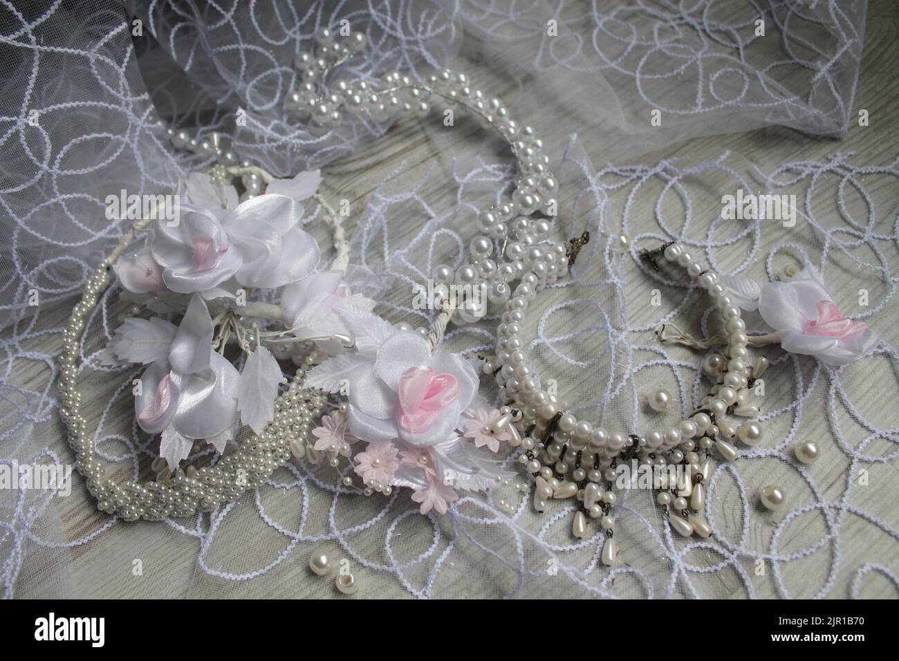 beaux accessoires de mariage forme perles blanches perl sur le flacon de dentelle préparer pour la cérémonie Banque D'Images