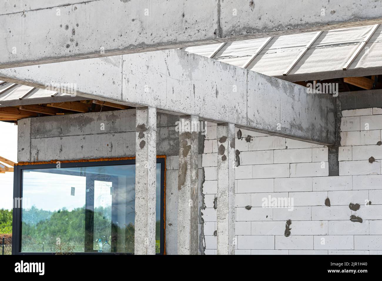 Des piliers en béton et une couronne ont été versés sur la terrasse dans une maison unifamiliale moderne. Banque D'Images