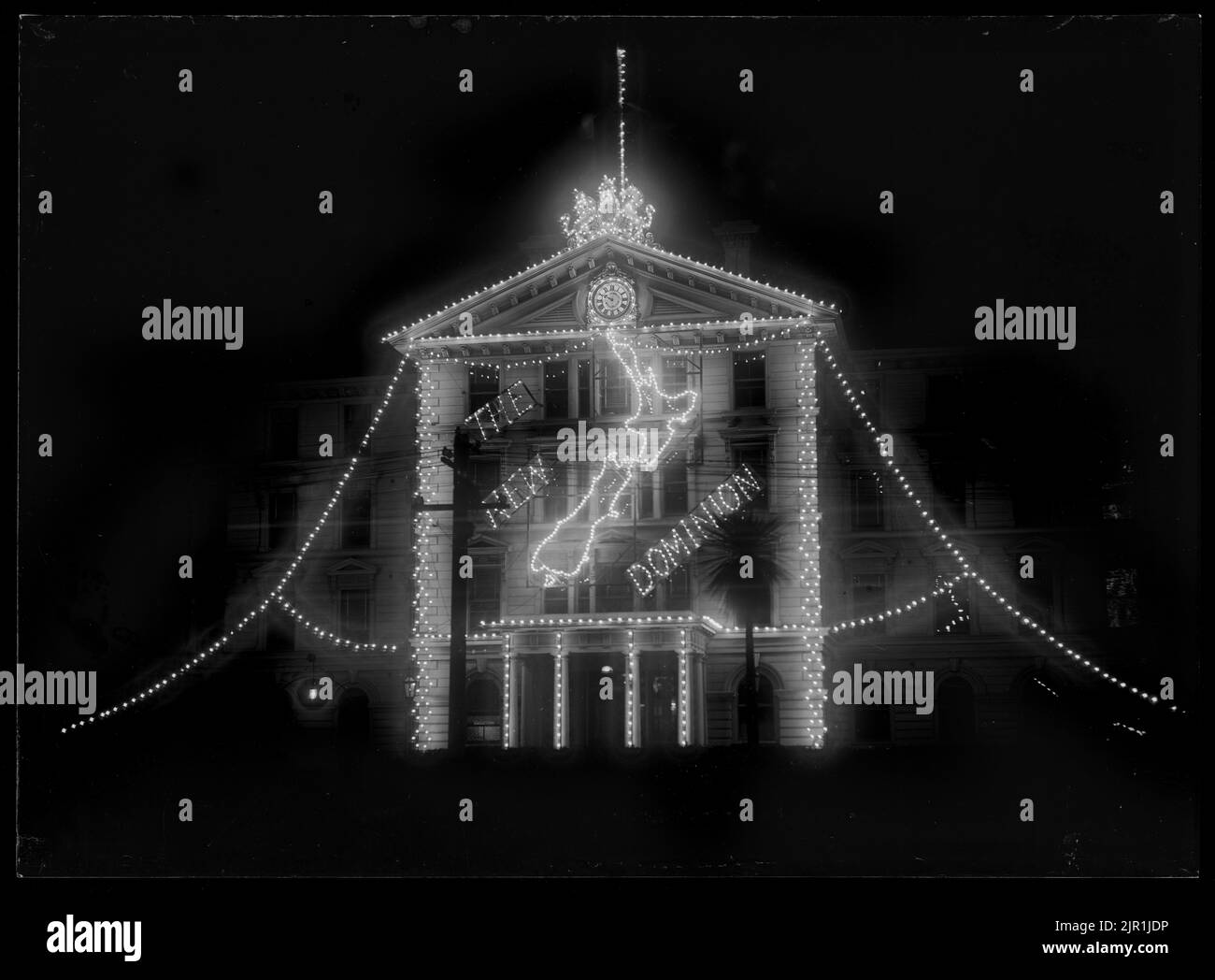 Journée du Dominion - bâtiments gouvernementaux la nuit, 25 septembre 1907, Wellington, fabricant inconnu. Banque D'Images