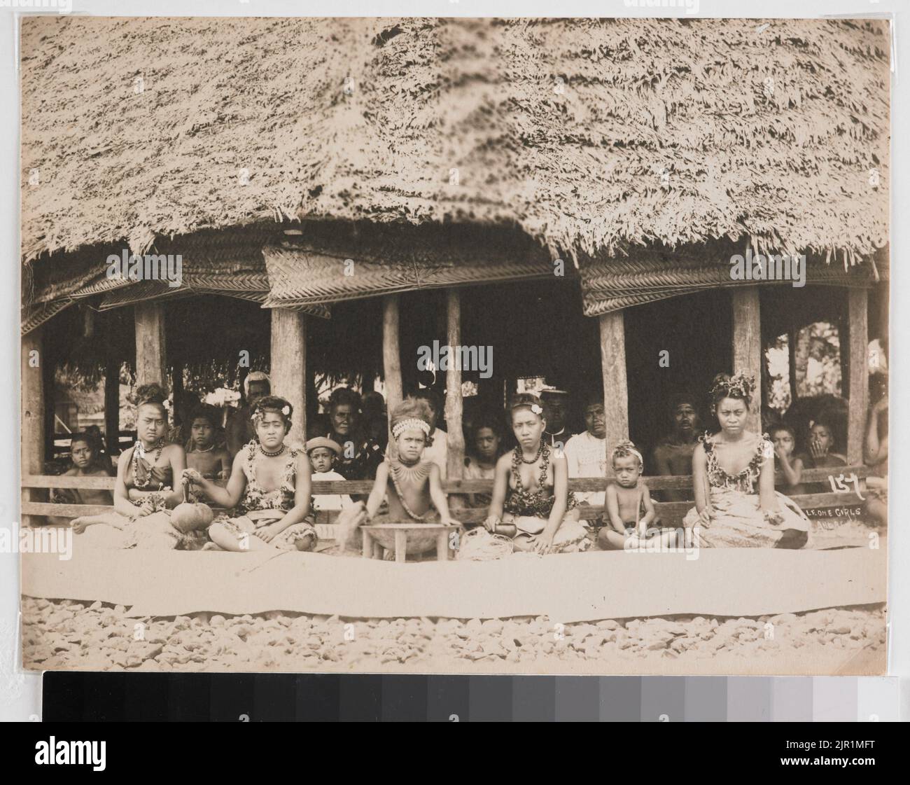 Leone filles Making Kava, 1890-1910, Smoa, par Thomas Andrew. Don d'Alison Beckett et de Robert McPherson, 1996. Banque D'Images
