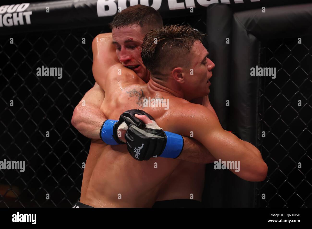 20th août 2022; Copper Box, Londres, Angleterre: PROFESSIONAL FIGHTERS LEAGUE London MMA; Brendan Loughnane grappins avec Chris Wade Banque D'Images