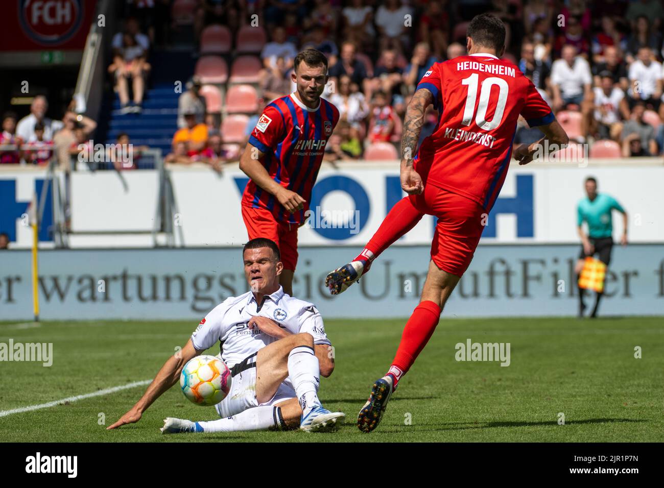 Heidenheim, Allemagne. 21st août 2022. Football: 2nd Bundesliga, 1. FC Heidenheim - Arminia Bielefeld, Matchday 5, Voith Arena. Tim Kleindienst (r) de Heidenheim et Frederik Jäkel de Bielefeld se battent pour le ballon. Crédit : Stefan Puchner/dpa - REMARQUE IMPORTANTE : Conformément aux exigences de la DFL Deutsche Fußball Liga et de la DFB Deutscher Fußball-Bund, il est interdit d'utiliser ou d'avoir utilisé des photos prises dans le stade et/ou du match sous forme de séquences et/ou de séries de photos de type vidéo./dpa/Alay Live News Banque D'Images