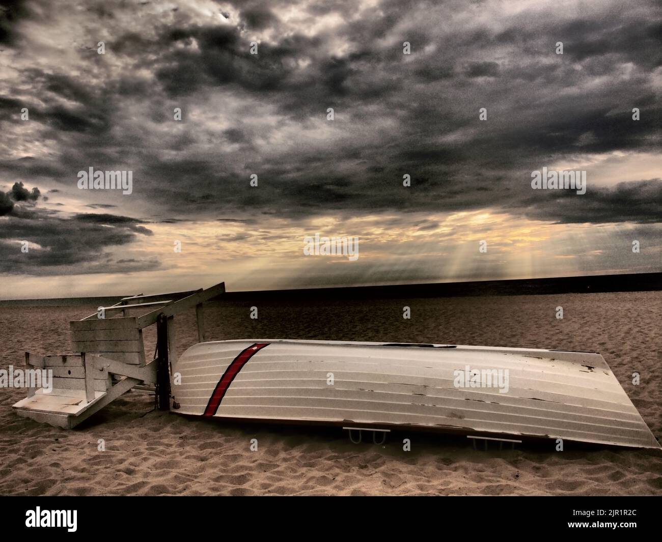 Lever de soleil spectaculaire sur la rive du New Jersey avec rayons du soleil et bateau de sauvetage avec barrière à neige, Banque D'Images