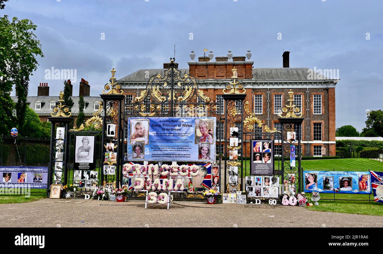 Les wishers royaux marquent ce qui aurait été l'anniversaire de la princesse Diana en 60th. Le Prince William et le Prince Harry ont dévoilé une statue de PIP Morrison en l'honneur de leur mère tardive pour commémorer l'occasion. Palais de Kensington, Londres. ROYAUME-UNI Banque D'Images