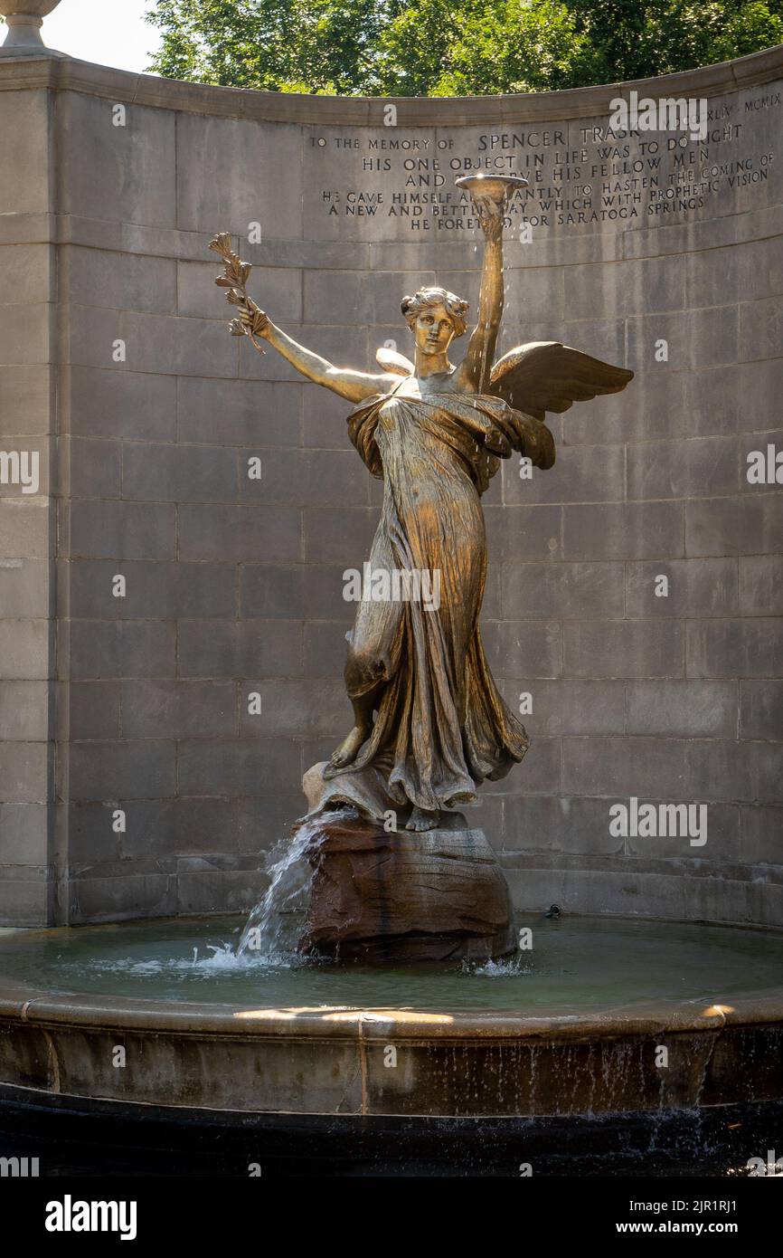 Saratoga Springs, NY - États-Unis - 3 août 2022 Un gros plan de la statue en bronze gracieuse d'une femme aigée, l'Esprit de vie. Il se trouve sur une niche de blanc Banque D'Images