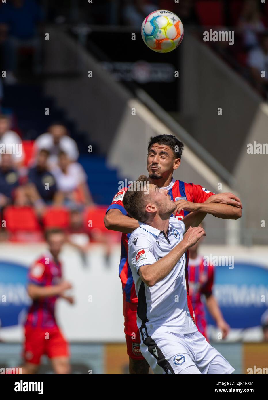 Heidenheim, Allemagne. 21st août 2022. Soccer : 2. Bundesliga, 1. FC Heidenheim - Arminia Bielefeld, Matchday 5, Voith-Arena. Kevin Sessa (h) de Heidenheim et Silvan Sidler de Bielefeld se trouvent dans un duel de barre de coupe. Crédit : Stefan Puchner/dpa - REMARQUE IMPORTANTE : Conformément aux exigences de la DFL Deutsche Fußball Liga et de la DFB Deutscher Fußball-Bund, il est interdit d'utiliser ou d'avoir utilisé des photos prises dans le stade et/ou du match sous forme de séquences et/ou de séries de photos de type vidéo./dpa/Alay Live News Banque D'Images