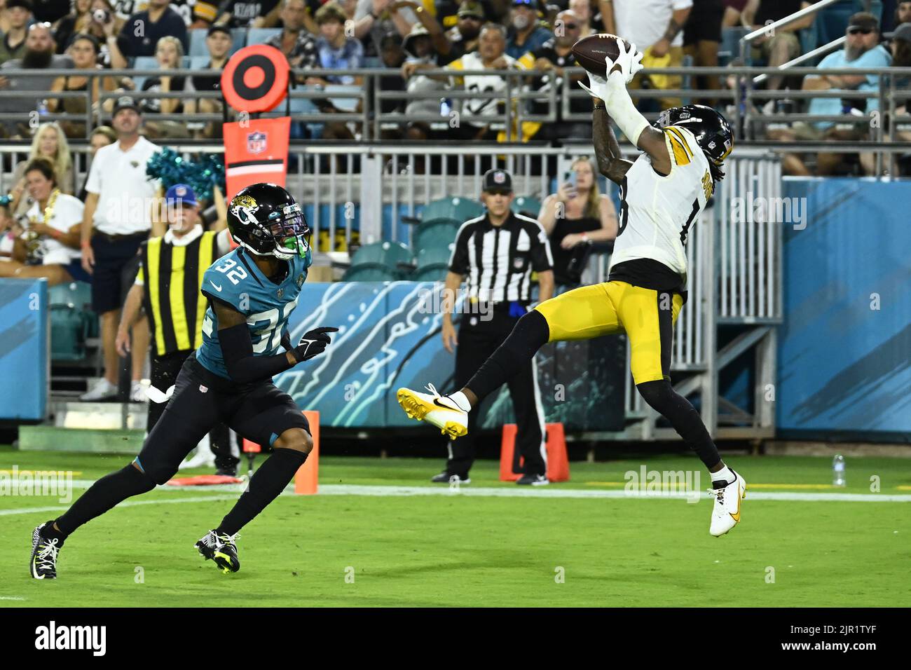 Jacksonville, États-Unis. 21st août 2022. En dehors du linebacker, James Daniels passe dans la zone d'extrémité pendant la seconde moitié tandis que les Steelers prennent les Jaguars dans un match d'avant-saison de la saison 2022/2023 au TIAA Bank Field de Jacksonville, Floride, samedi, 20 août 2022. Les Steelers ont battu les Jaguars par un score de 16 à 15. La passe a été terminée mais a été rappelé en raison d'une pénalité sur le jeu. Photo de Joe Marino/UPI crédit: UPI/Alay Live News Banque D'Images