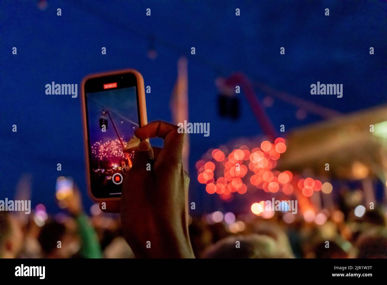 Feux d'artifice de la semaine Kiel (Kieler Woche) 2022 vus par téléphone. Banque D'Images