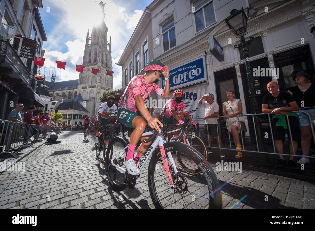 Breda, pays-Bas, dimanche 21 août 2022. Colombian Esteban Chaves de EF Education-EasyPost photo au début de la phase 3 de l'édition 2022 de la 'Vuelta a Espana', Tour d'Espagne course cycliste, 193,5 km de Breda à Breda aux pays-Bas, dimanche 21 août 2022. BELGA PHOTO LUC CLAESSEN Banque D'Images