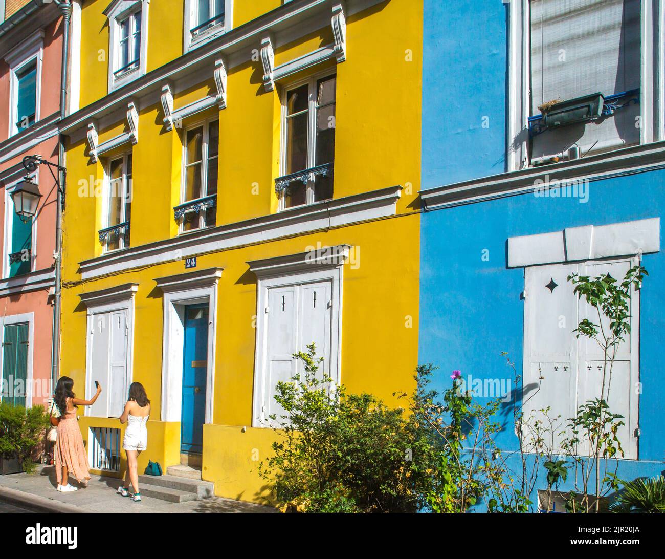 France. Paris (75) 12th arrondissement. Les façades colorées des maisons de la rue Cremieux. Cette rue est sans aucun doute l'une des rues les plus colorées Banque D'Images