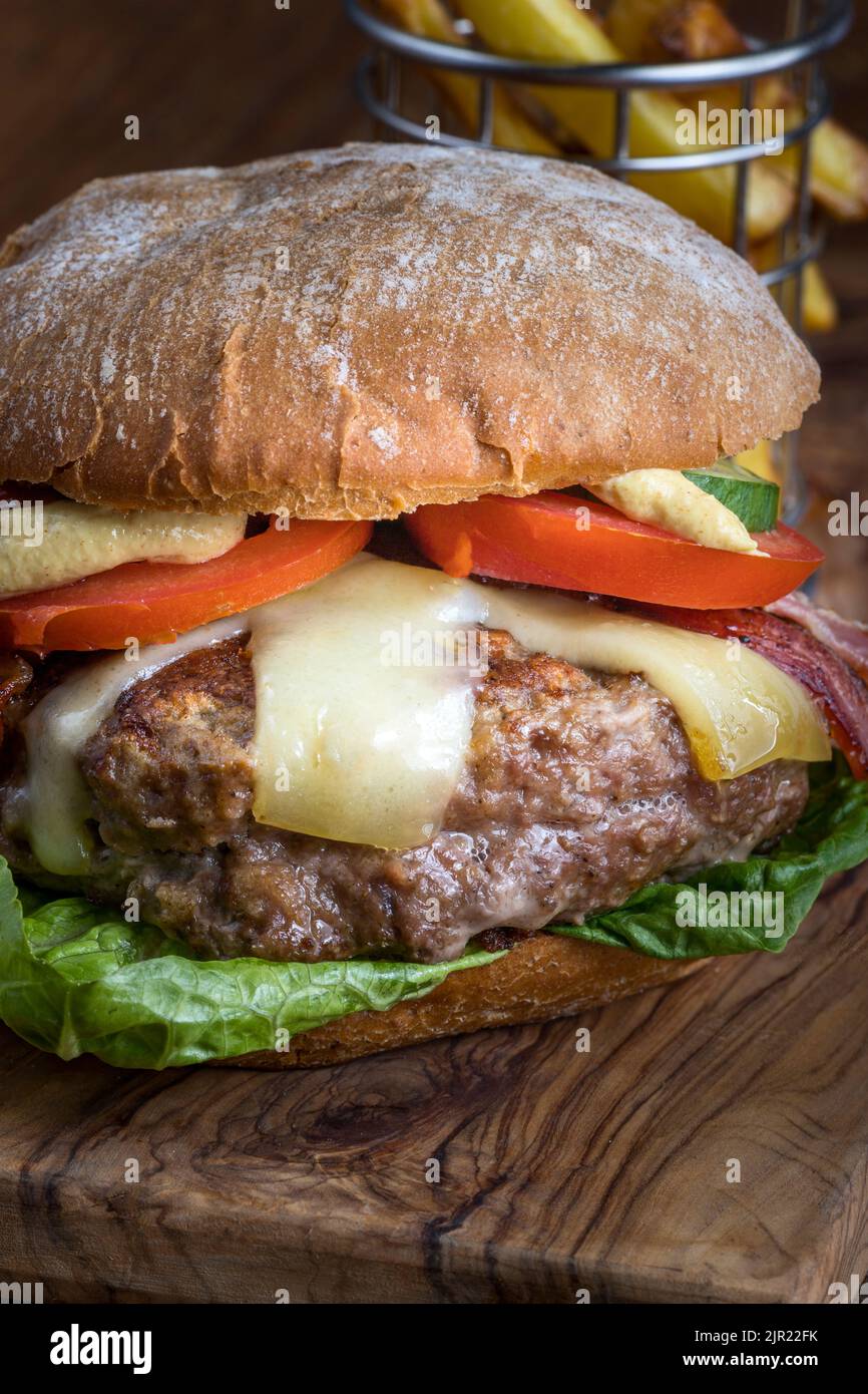 cheeseburger avec frites sur bois Banque D'Images