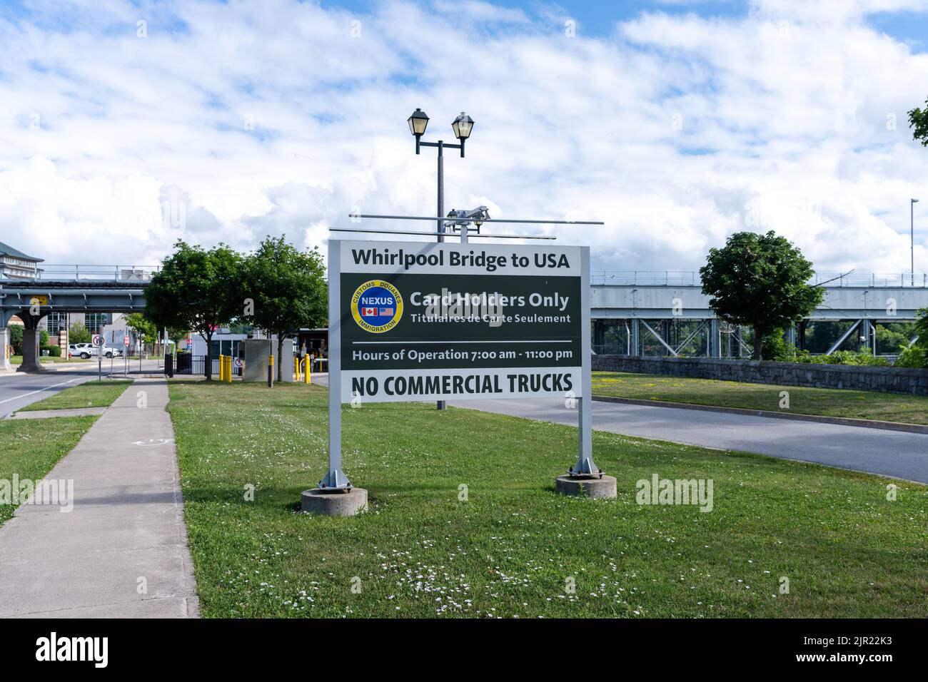 Chutes Niagara, Ontario, Canada - 10 juillet 2021 : signe du pont Whirlpool Rapids vers les États-Unis (NEXUS seulement) Banque D'Images